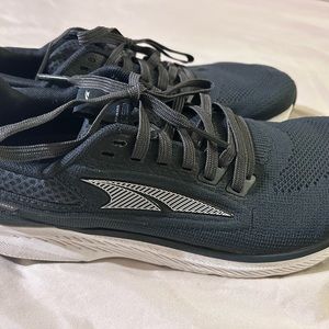 Like new. ALTRA WOMEN'S ESCALANTE 3 standard footshape fit size 9